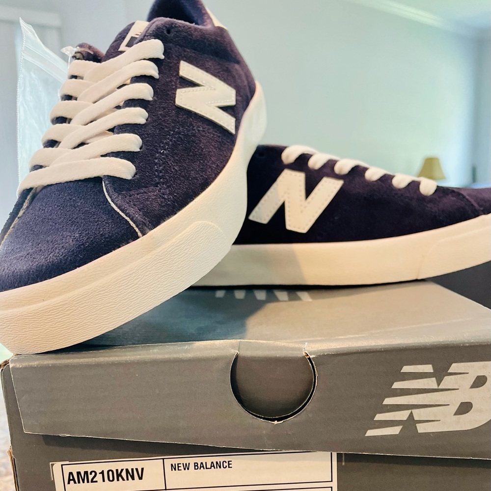 New Balance Moyen - Men sz.4 brand new with tags